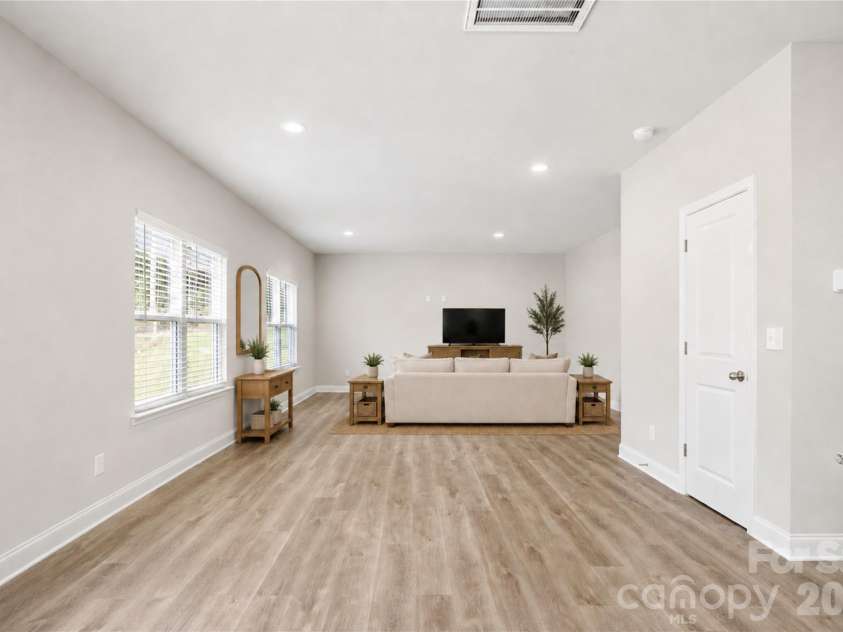 2224 Dardan Woods Drive, Charlotte, NC 28215.  MLS# CAR4418890, YatesRealty ID 47173. 