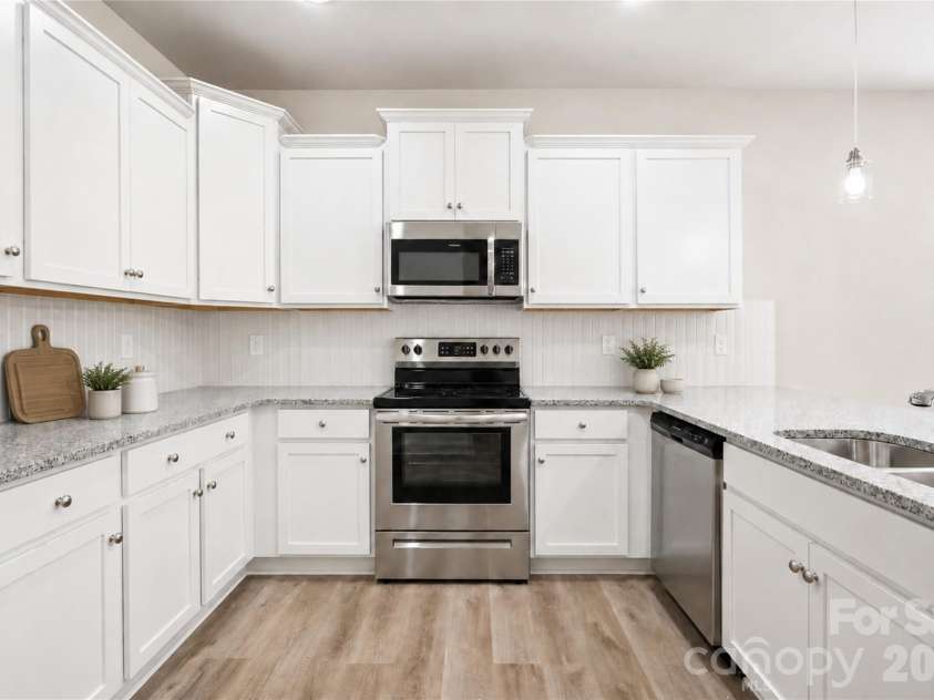 2224 Dardan Woods Drive, Charlotte, NC 28215.  MLS# CAR4418890, YatesRealty ID 47173. 