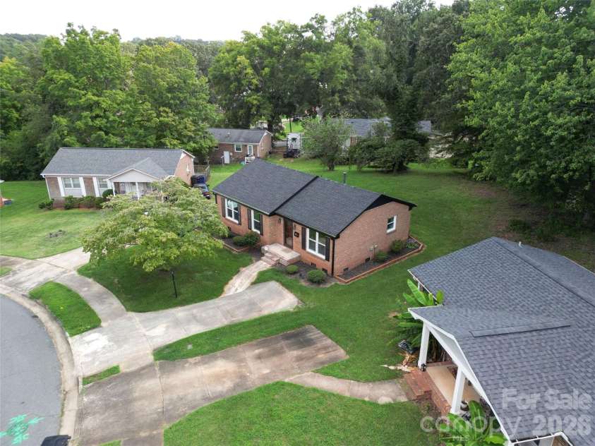 4040 Burnham Court, Winston Salem, NC 27105.  MLS# CAR4409615, YatesRealty ID 47174. 
