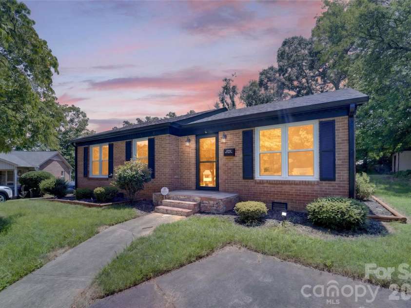 4040 Burnham Court, Winston Salem, NC 27105.  MLS# CAR4409615, YatesRealty ID 47174. 