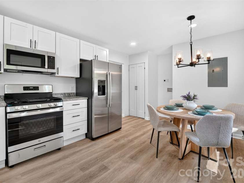 4040 Burnham Court, Winston Salem, NC 27105.  MLS# CAR4409615, YatesRealty ID 47174. Kitchen