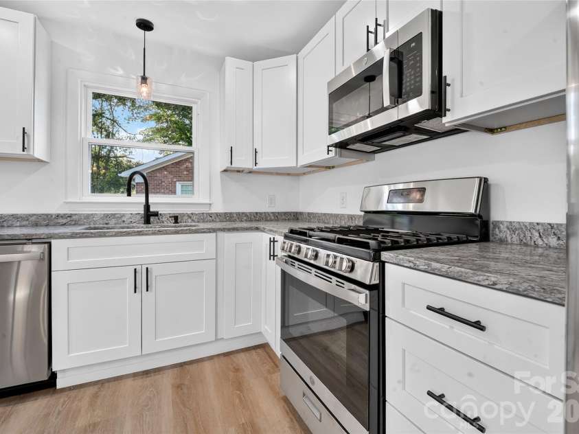 4040 Burnham Court, Winston Salem, NC 27105.  MLS# CAR4409615, YatesRealty ID 47174. Kitchen