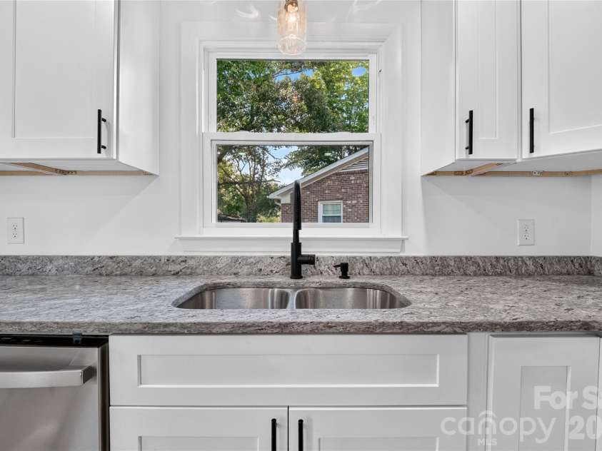 4040 Burnham Court, Winston Salem, NC 27105.  MLS# CAR4409615, YatesRealty ID 47174. Kitchen