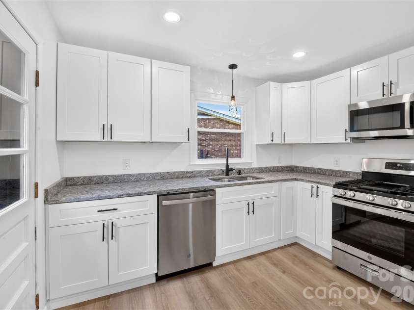 4040 Burnham Court, Winston Salem, NC 27105.  MLS# CAR4409615, YatesRealty ID 47174. Kitchen