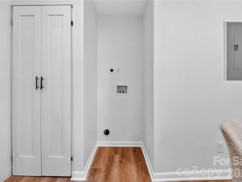 4040 Burnham Court, Winston Salem, NC 27105.  MLS# CAR4409615, YatesRealty ID 47174. Pantry/laundry hookup