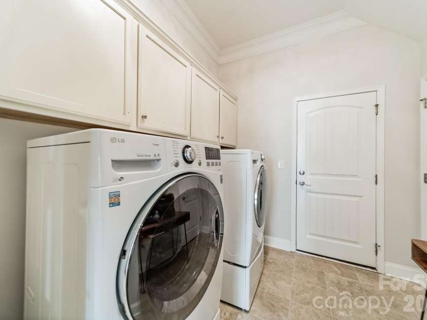 7405 Hamilton Bridge Road, Charlotte, NC 28278.  MLS# CAR4405691, YatesRealty ID 47178. Laundry room adjacent to Kitchen.