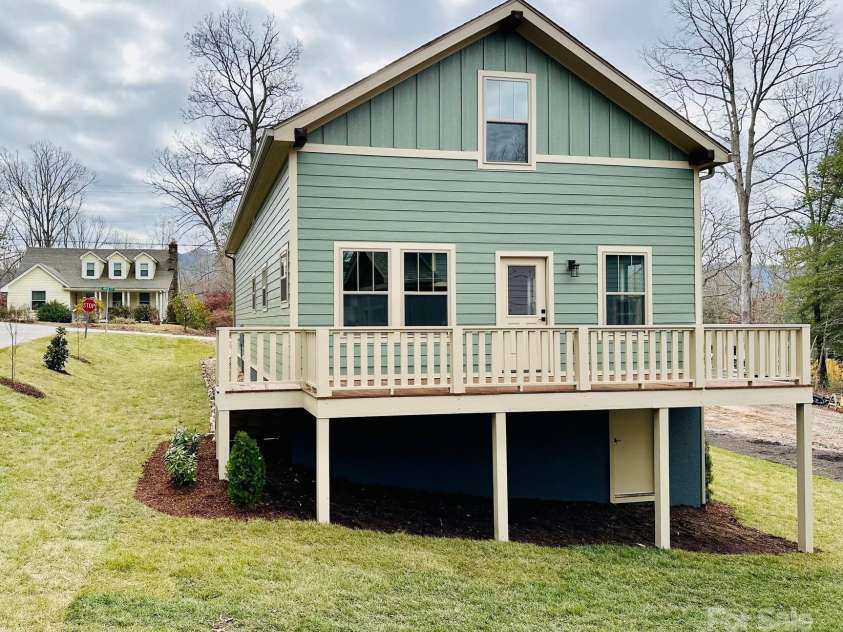 308 Ninth Street, Black Mountain, NC 28711.  MLS# CAR4210597, YatesRealty ID 4718. 