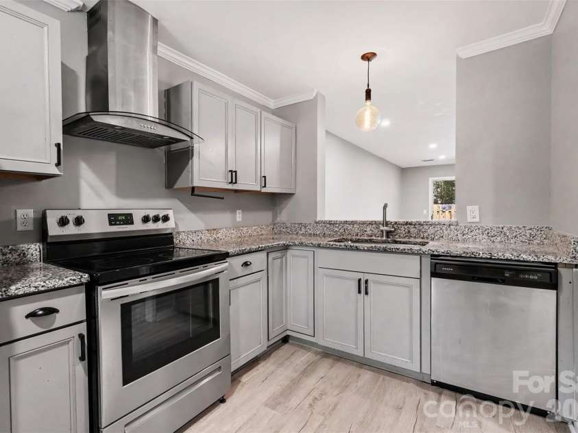 3322 Heathstead Place, Charlotte, NC 28210.  MLS# CAR4418301, YatesRealty ID 47185. 