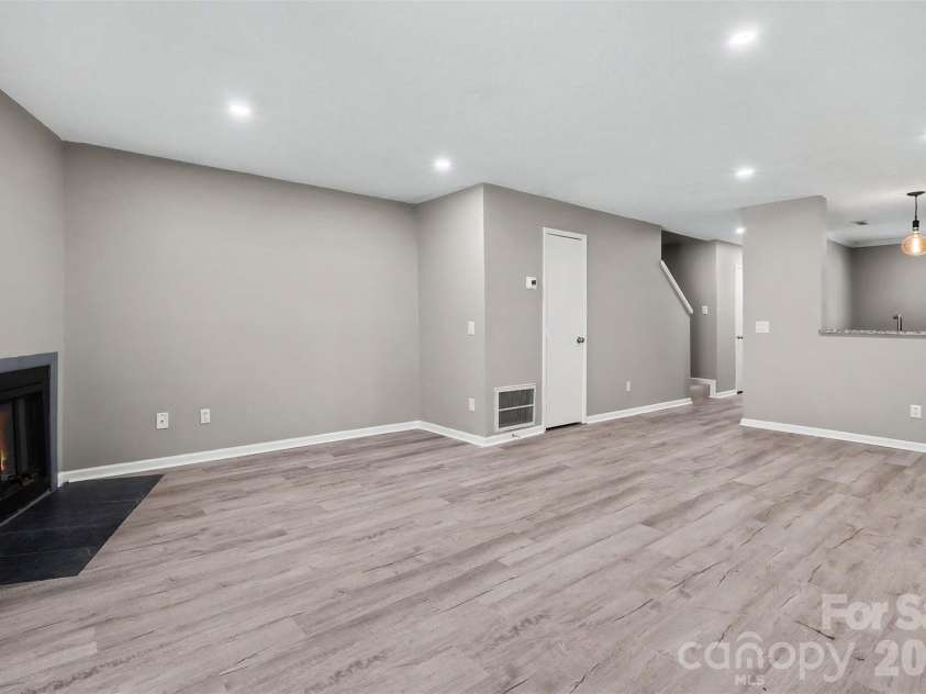 3322 Heathstead Place, Charlotte, NC 28210.  MLS# CAR4418301, YatesRealty ID 47185. 