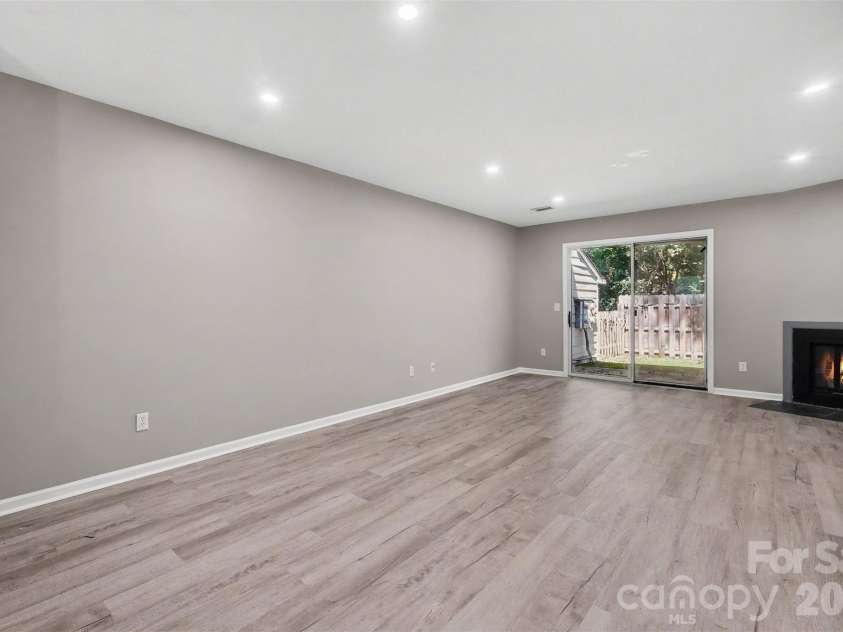 3322 Heathstead Place, Charlotte, NC 28210.  MLS# CAR4418301, YatesRealty ID 47185. 