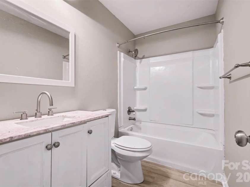 3322 Heathstead Place, Charlotte, NC 28210.  MLS# CAR4418301, YatesRealty ID 47185. 
