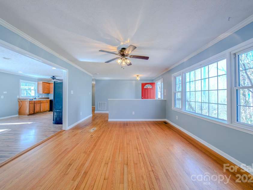 130 Glen View Road, Arden, NC 28704.  MLS# CAR4222248, YatesRealty ID 4719. 