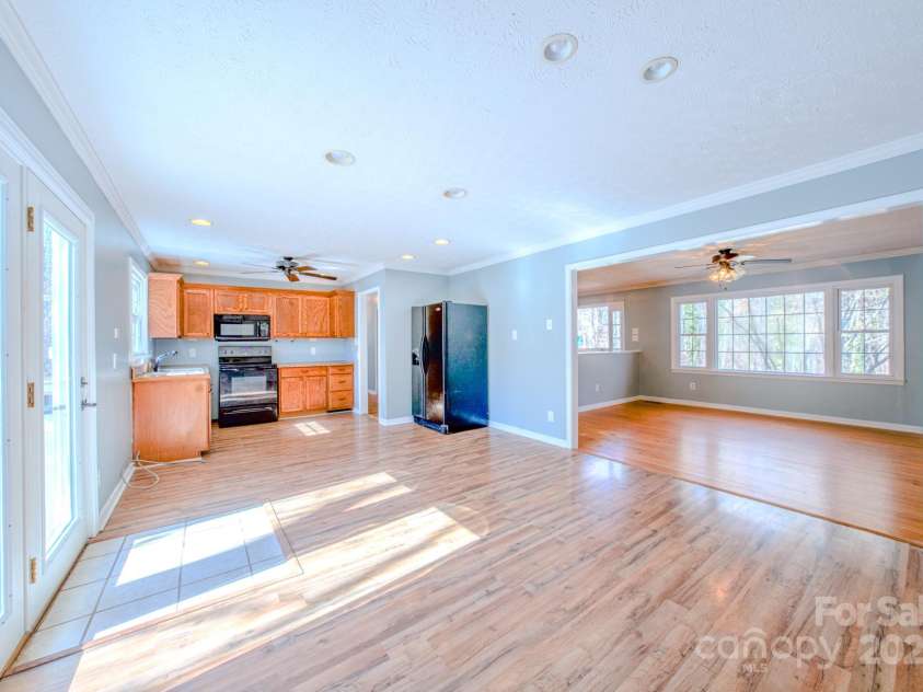 130 Glen View Road, Arden, NC 28704.  MLS# CAR4222248, YatesRealty ID 4719. 