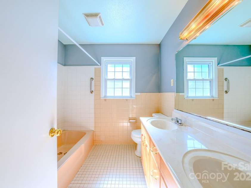 130 Glen View Road, Arden, NC 28704.  MLS# CAR4222248, YatesRealty ID 4719. 