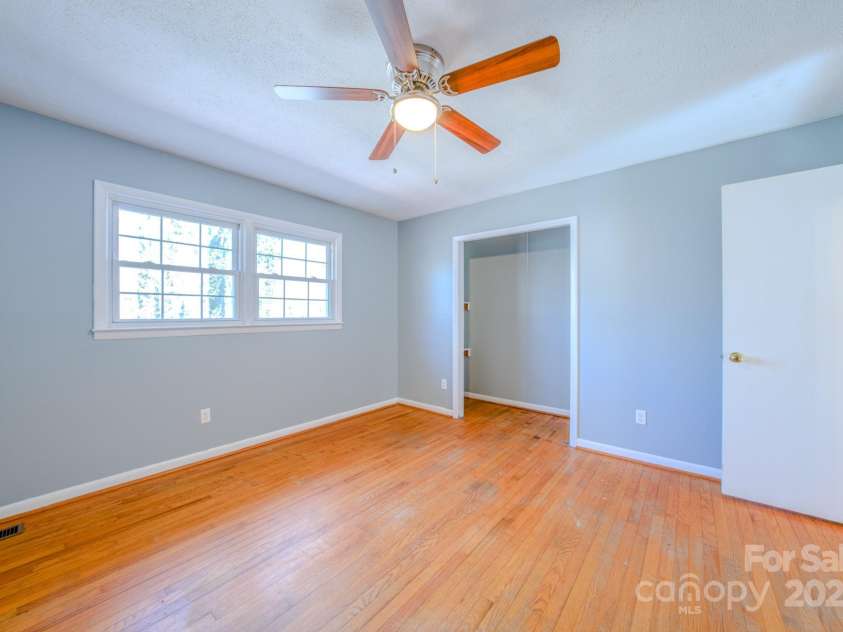 130 Glen View Road, Arden, NC 28704.  MLS# CAR4222248, YatesRealty ID 4719. 