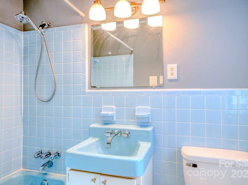 130 Glen View Road, Arden, NC 28704.  MLS# CAR4222248, YatesRealty ID 4719. 