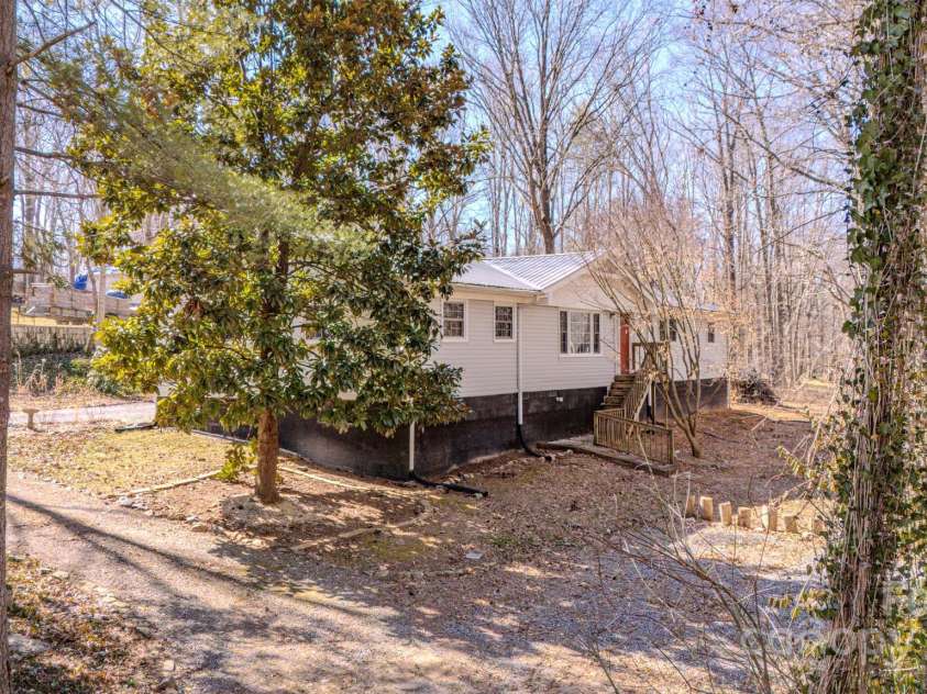 130 Glen View Road, Arden, NC 28704.  MLS# CAR4222248, YatesRealty ID 4719. 