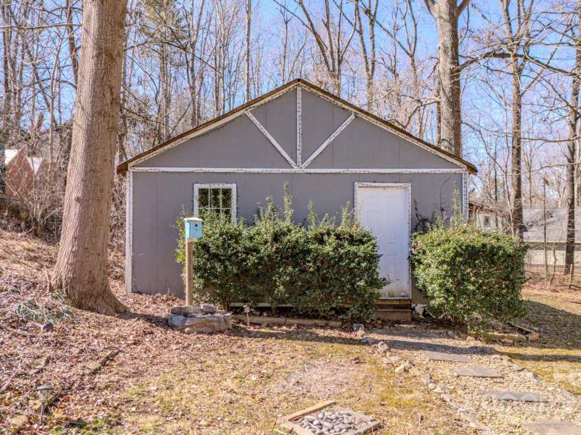 130 Glen View Road, Arden, NC 28704.  MLS# CAR4222248, YatesRealty ID 4719. 