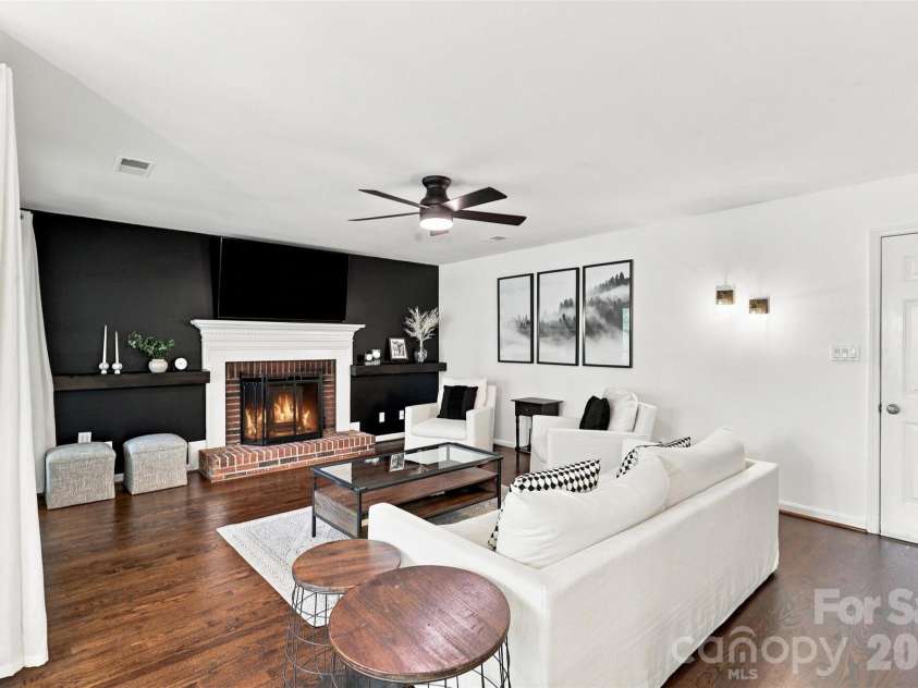 6813 Wolf Run Drive, Charlotte, NC 28277.  MLS# CAR4414287, YatesRealty ID 47197. 