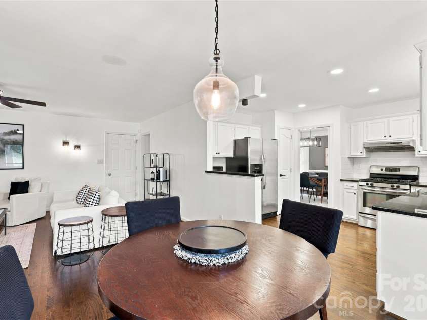 6813 Wolf Run Drive, Charlotte, NC 28277.  MLS# CAR4414287, YatesRealty ID 47197. 