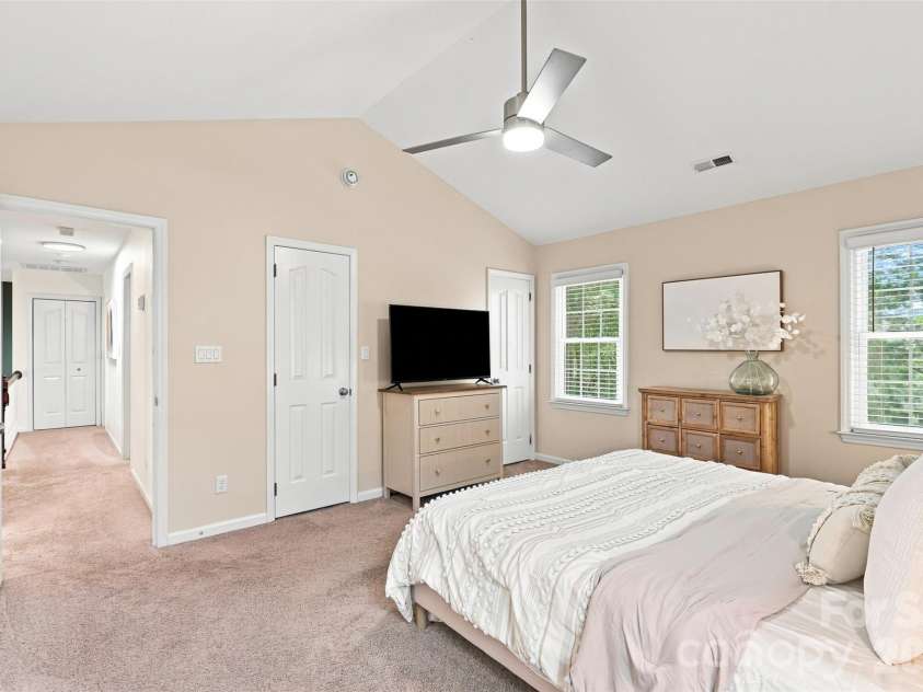 6813 Wolf Run Drive, Charlotte, NC 28277.  MLS# CAR4414287, YatesRealty ID 47197. 