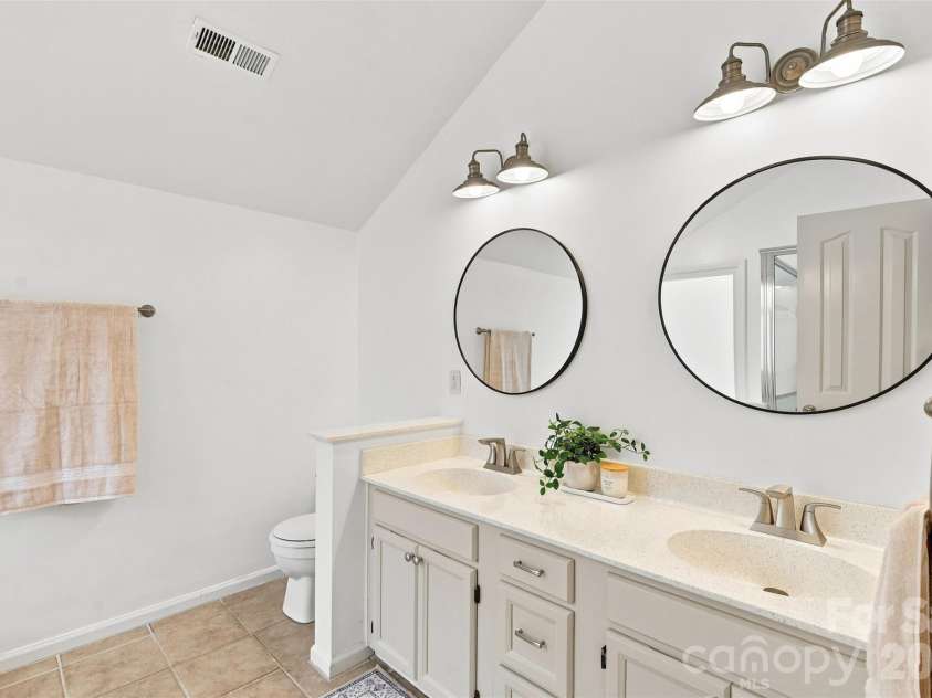 6813 Wolf Run Drive, Charlotte, NC 28277.  MLS# CAR4414287, YatesRealty ID 47197. 