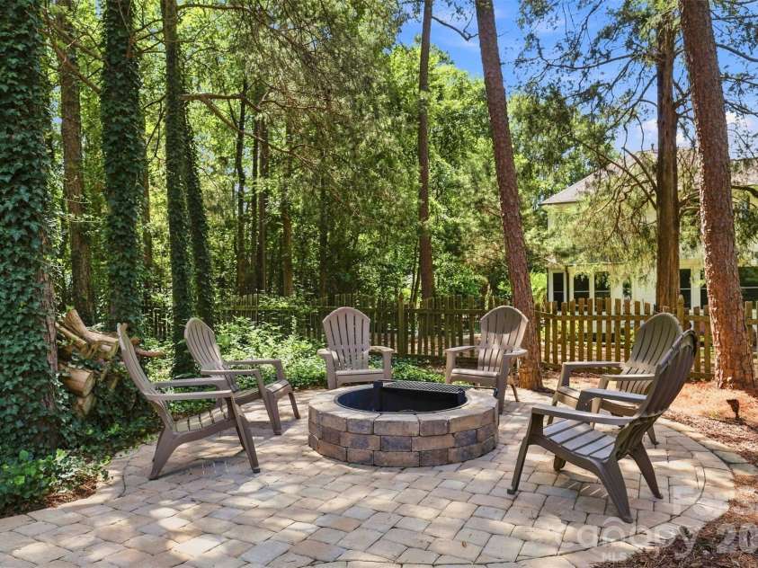 6813 Wolf Run Drive, Charlotte, NC 28277.  MLS# CAR4414287, YatesRealty ID 47197. 