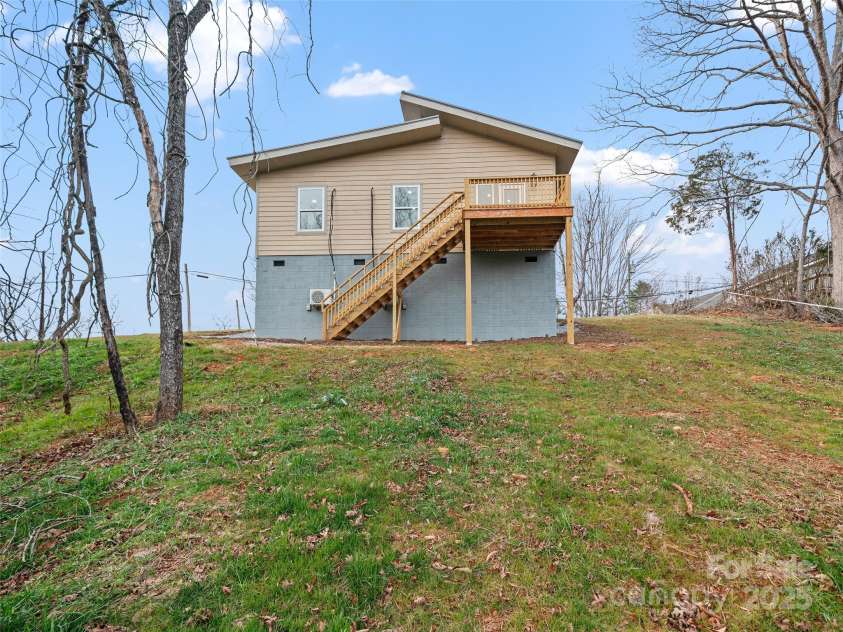 48 Phillips Lane, Spruce Pine, NC 28777.  MLS# CAR4327090, YatesRealty ID 472. 