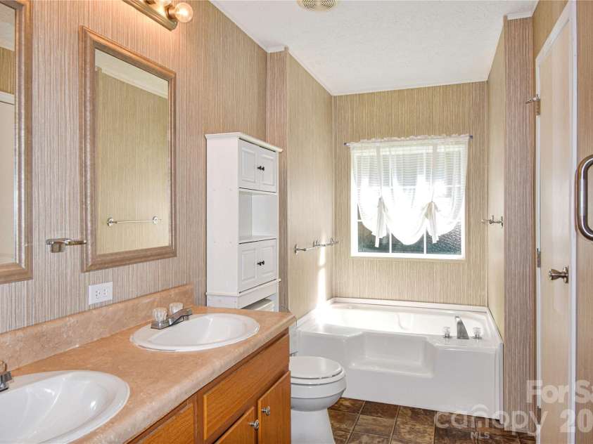 432 Forest Place, Lenoir, NC 28645.  MLS# CAR4418856, YatesRealty ID 47205. 