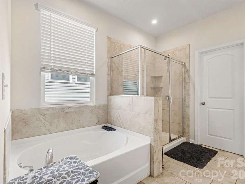 6536 Georgia Oak Road, Charlotte, NC 28269.  MLS# CAR4417712, YatesRealty ID 47208. 