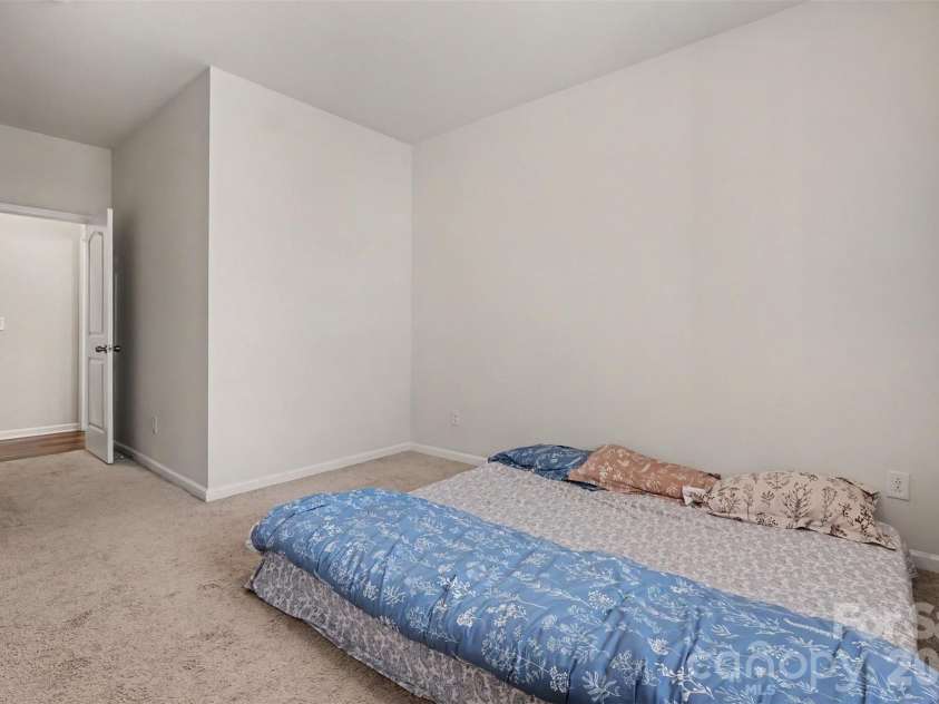 6536 Georgia Oak Road, Charlotte, NC 28269.  MLS# CAR4417712, YatesRealty ID 47208. 
