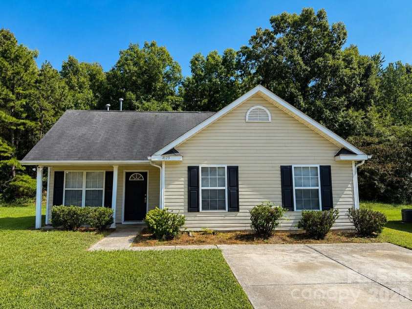 4723 Palm Breeze Lane, Charlotte, NC 28208.  MLS# CAR4417534, YatesRealty ID 47209. 