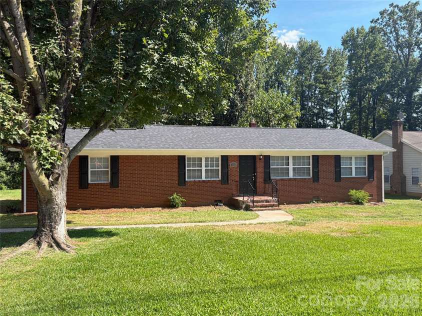 5220 Nevin Road, Charlotte, NC 28269.  MLS# CAR4417535, YatesRealty ID 47210. 