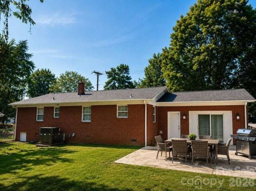 5220 Nevin Road, Charlotte, NC 28269.  MLS# CAR4417535, YatesRealty ID 47210. 