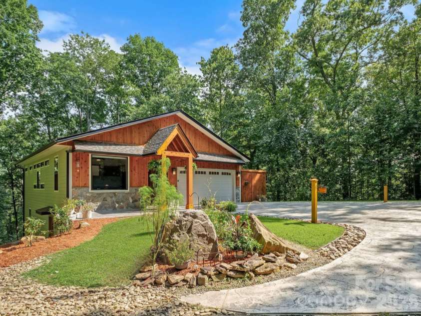 506 Silent Forest Drive, Canton, NC 28716.  MLS# CAR4418578, YatesRealty ID 47217. 