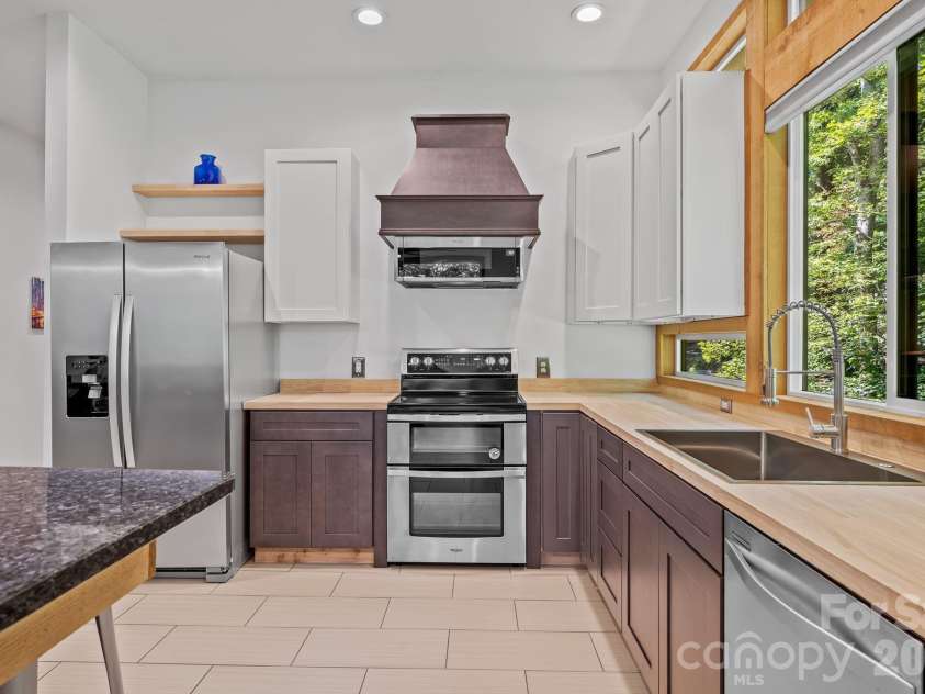 506 Silent Forest Drive, Canton, NC 28716.  MLS# CAR4418578, YatesRealty ID 47217. 
