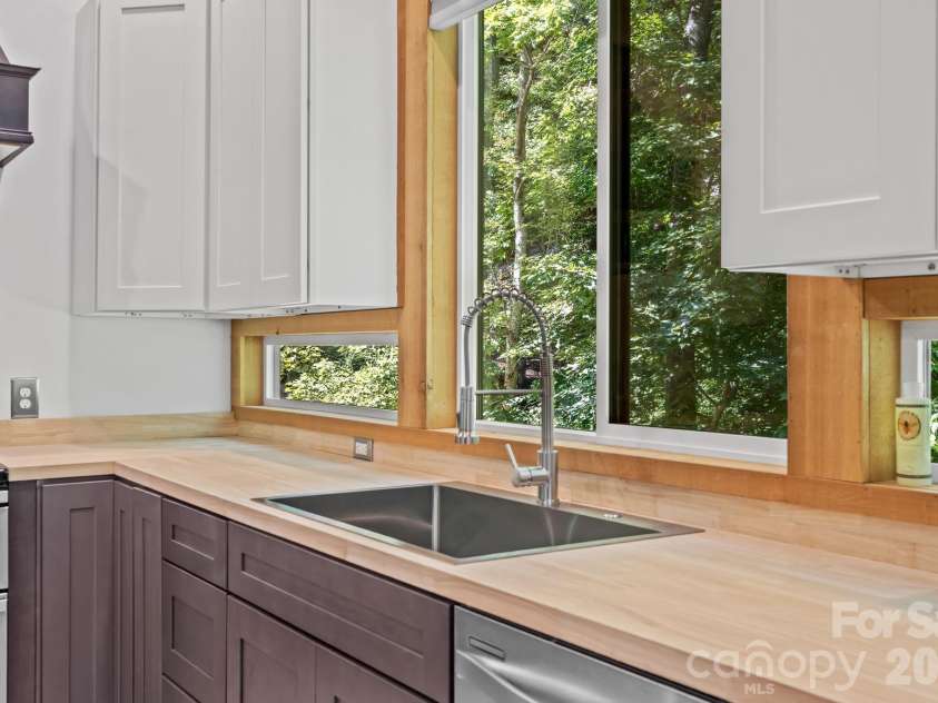 506 Silent Forest Drive, Canton, NC 28716.  MLS# CAR4418578, YatesRealty ID 47217. 