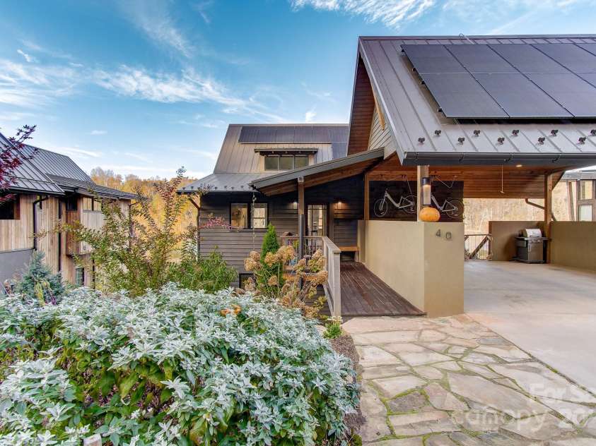 40 River Run, Asheville, NC 28804.  MLS# CAR4319069, YatesRealty ID 47218. 