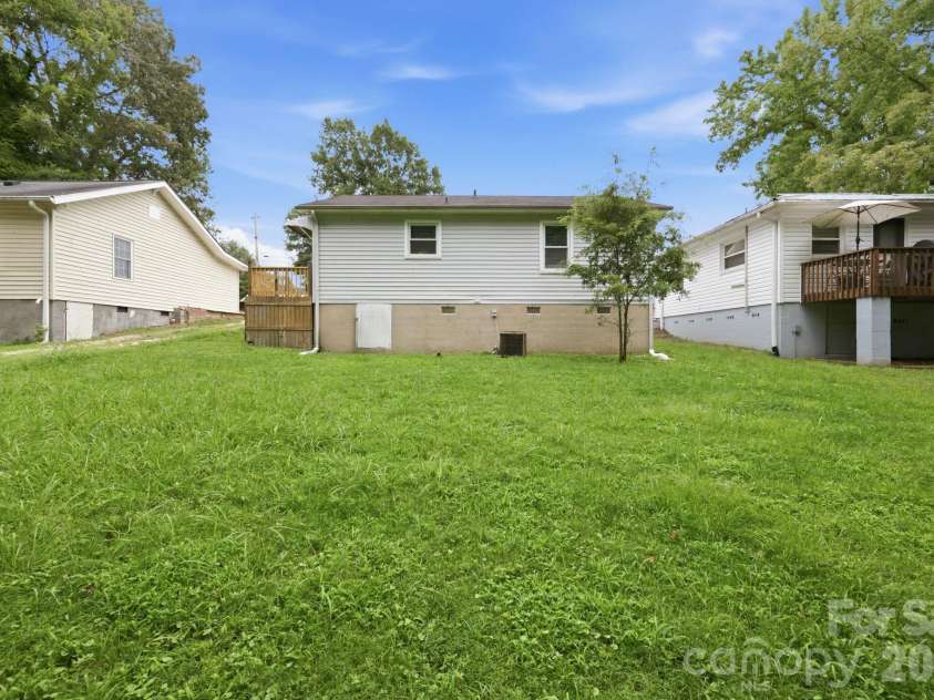 323 Avery Avenue, High Point, NC 27265.  MLS# CAR4418950, YatesRealty ID 47219. 