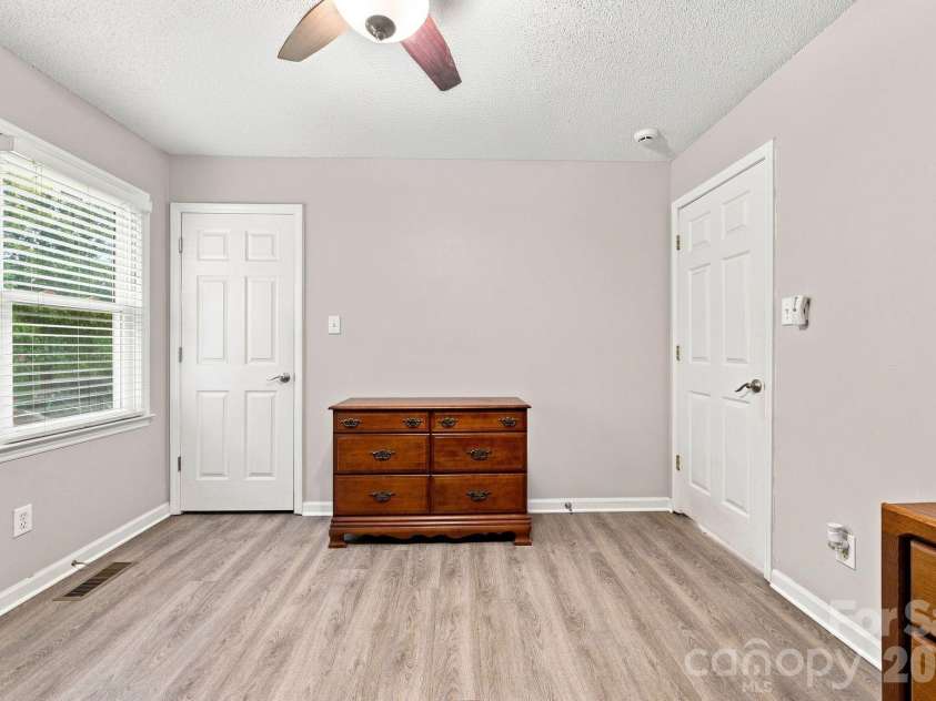 323 Avery Avenue, High Point, NC 27265.  MLS# CAR4418950, YatesRealty ID 47219. 