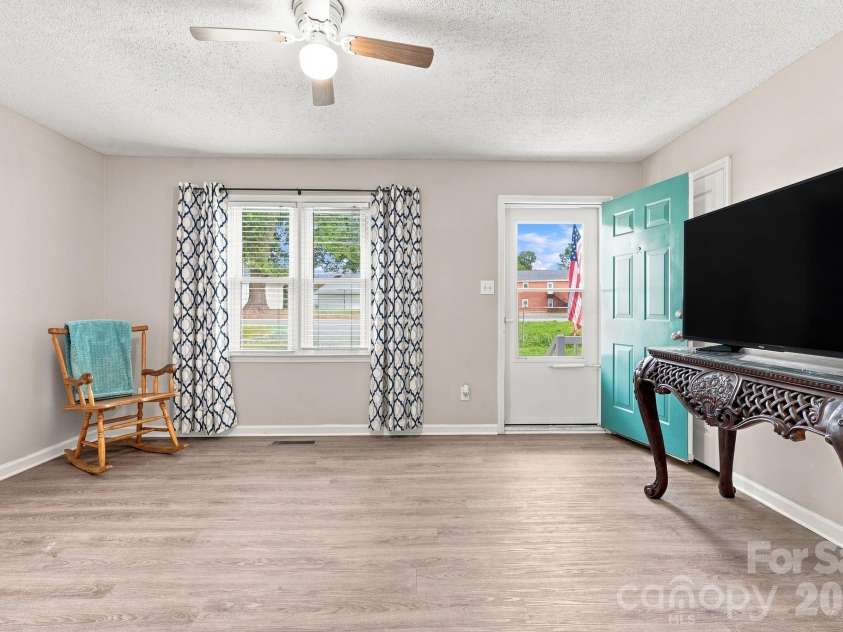 323 Avery Avenue, High Point, NC 27265.  MLS# CAR4418950, YatesRealty ID 47219. 