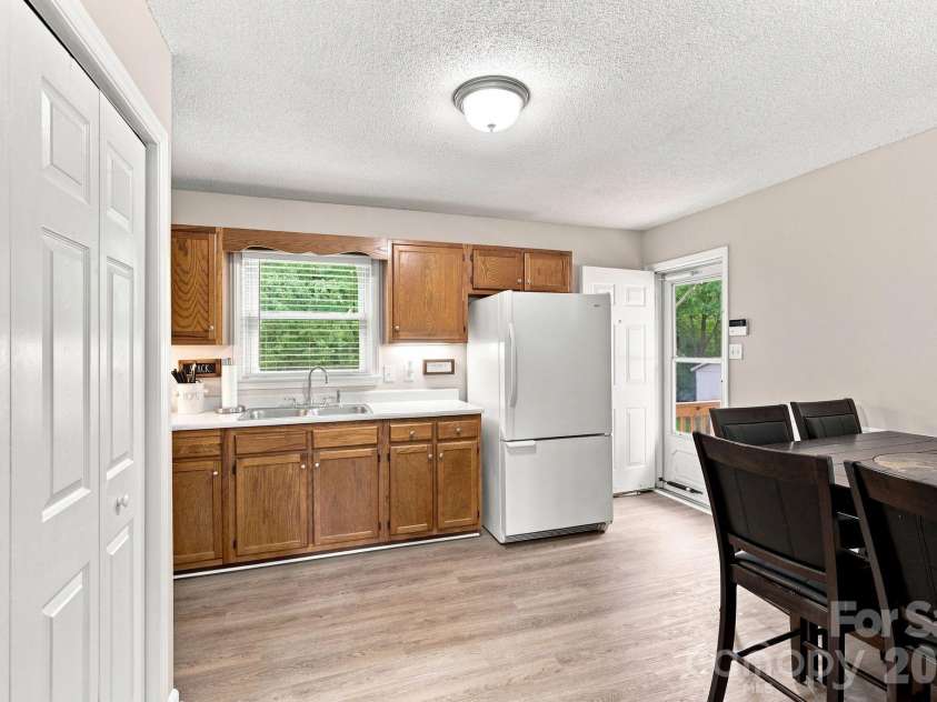323 Avery Avenue, High Point, NC 27265.  MLS# CAR4418950, YatesRealty ID 47219. 