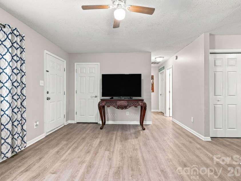 323 Avery Avenue, High Point, NC 27265.  MLS# CAR4418950, YatesRealty ID 47219. 
