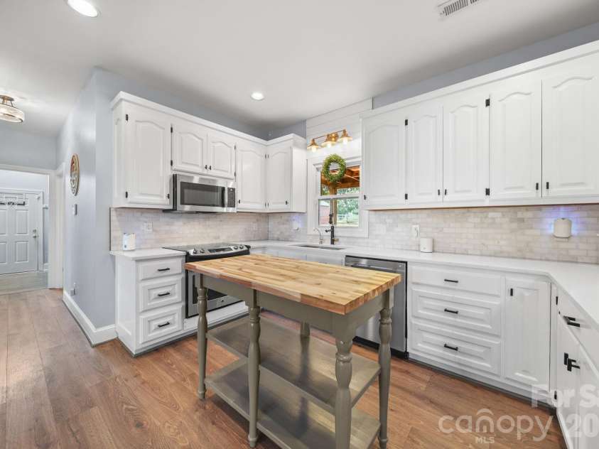 2915 Mills Harris Road, Marshville, NC 28103.  MLS# CAR4412420, YatesRealty ID 47236. Kitchen