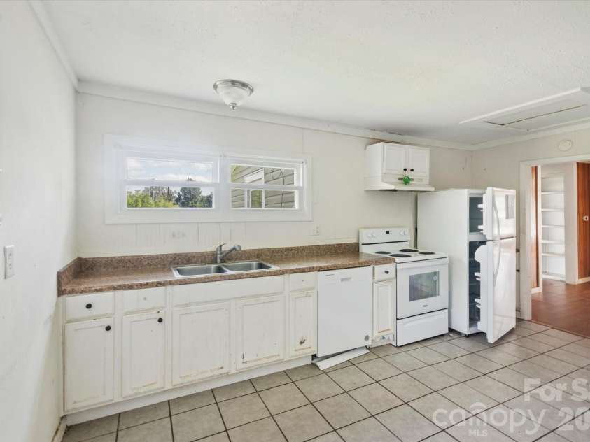 138 West Lane, Brevard, NC 28712.  MLS# CAR4417010, YatesRealty ID 47237. 