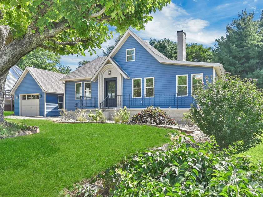 34 Long View Drive, Burnsville, NC 28714.  MLS# CAR4418705, YatesRealty ID 47238. 