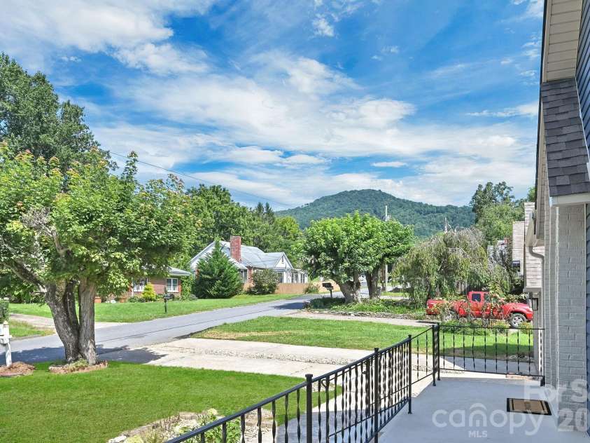 34 Long View Drive, Burnsville, NC 28714.  MLS# CAR4418705, YatesRealty ID 47238. 