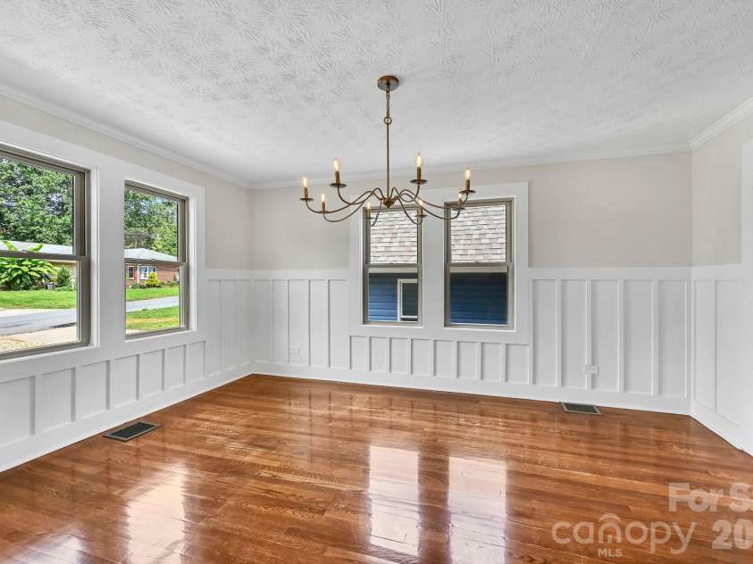34 Long View Drive, Burnsville, NC 28714.  MLS# CAR4418705, YatesRealty ID 47238. 