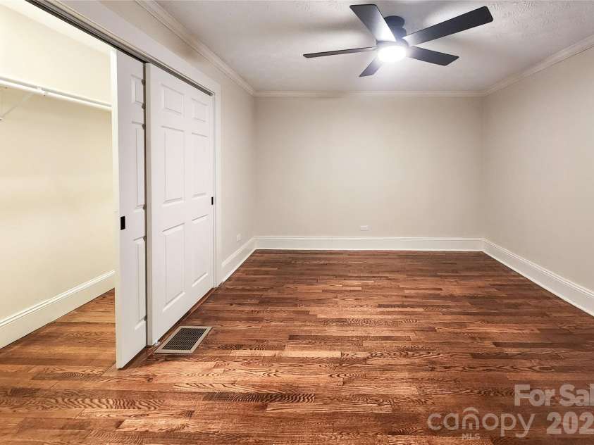 34 Long View Drive, Burnsville, NC 28714.  MLS# CAR4418705, YatesRealty ID 47238. 