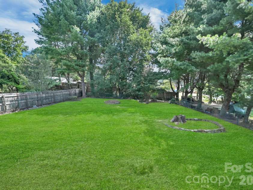 34 Long View Drive, Burnsville, NC 28714.  MLS# CAR4418705, YatesRealty ID 47238. 